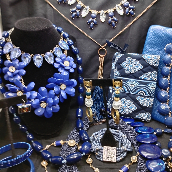 Elegant Blue Necklace Set - Picture 12 of 13